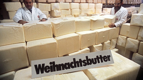 Ein sprichwörtlich gewordener Butterberg: 1984 wird die Überproduktion als "Weihnachtsbutter" besonders günstig verkauft. | Bild: picture-alliance/dpa