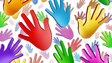 Symbolisch Hände von Kindern für Demokratie in der Schule | Bild: colourbox.com
