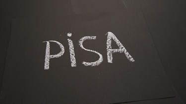 Pisa mit weißer Schulkreide auf schwarzes Papier geschrieben
| Bild: BR/Thomas Schmidt