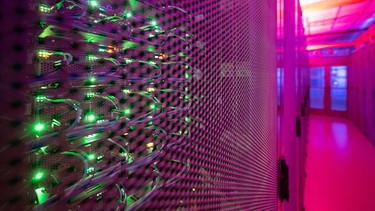 ARCHIV - 23.01.2023, Hessen, Frankfurt/Main: LEDs leuchten in einem Serverschrank in einem Rechenzentrum. (zu dpa: «Digitalgipfel der Bundesregierung im Oktober in Frankfurt») Foto: Sebastian Gollnow/dpa +++ dpa-Bildfunk +++ | Bild: dpa-Bildfunk/Sebastian Gollnow