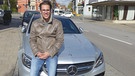 Mercedes-Pilot Götz mit Privatwagen | Bild: Lutz Bäucker / BR