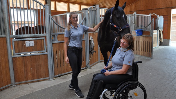 Paralympics-Reiterin Elke Philipp (r.) mit ihrem Pferd im Stall | Bild: BR/Ullie Nikola
