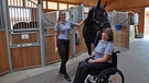 Paralympics-Reiterin Elke Philipp (r.) mit ihrem Pferd im Stall | Bild: BR/Ullie Nikola