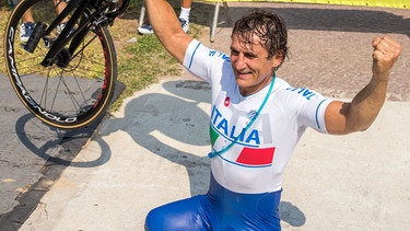 Alessandro Zanardi nach seinem Paralympics-Sieg im Handbike | Bild: picture-alliance/dpa