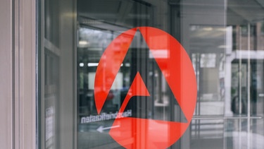 Logo der Agentur für Arbeit auf einer Glastür. | Bild: BR/Lisa Hinder