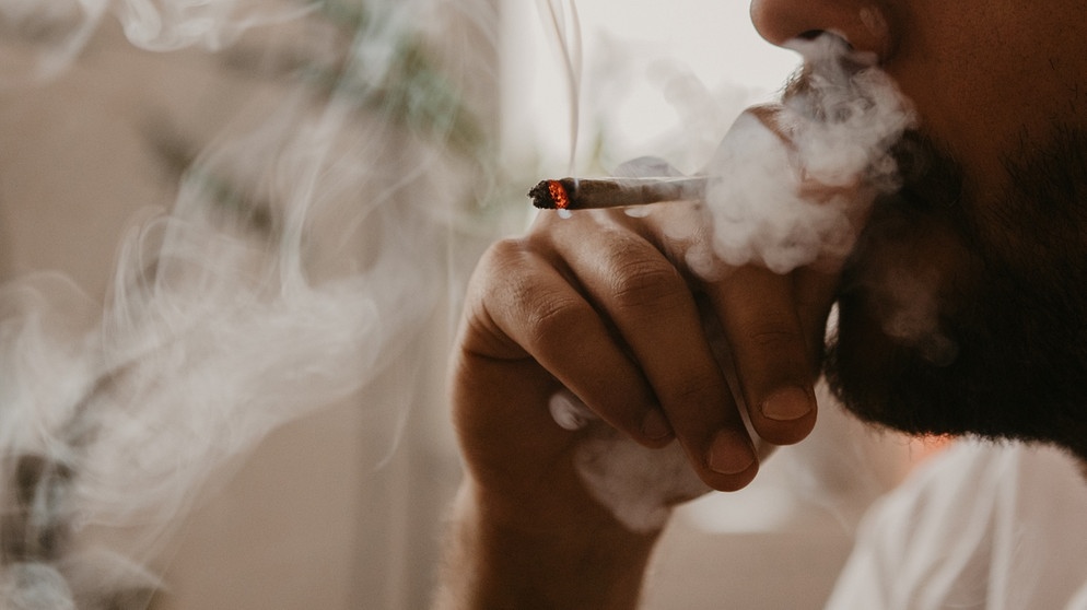 Ein Mann raucht einen Joint. | Bild: BR/Vera Johannsen