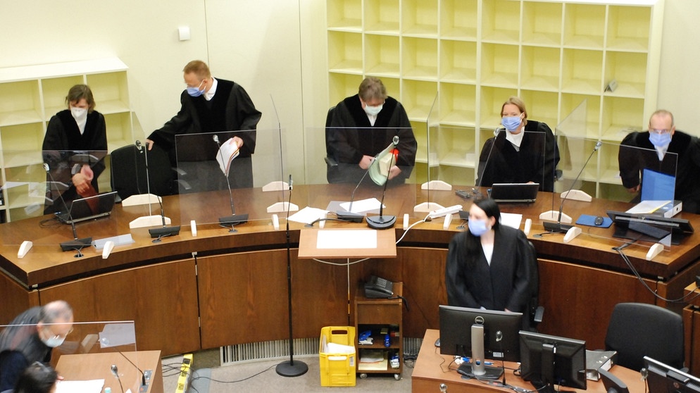Verhandlung am Amtsgericht München hinter Plexiglas und mit Mundschutz im Saal 101 | Bild: BR, Thies Marsen