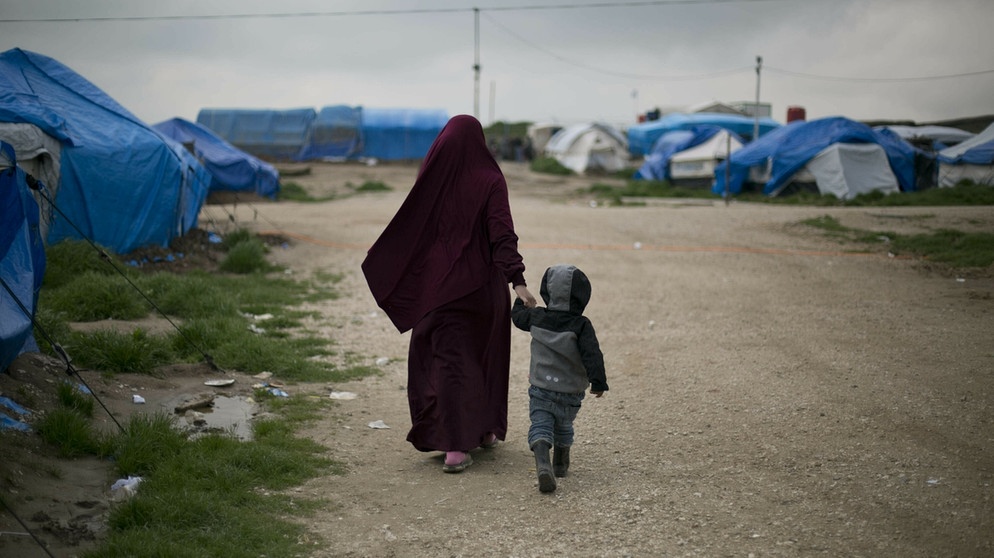 Mutmaßliche IS-Anhängerin aus Belgien in einem Camp in Nordsyrien | Bild: pa / dpa / Maya Alleruzzo 