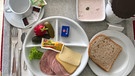 Klassiker im Krankenhaus: Brot, Wurst, Käse | Bild: dpa/ Winfried Rothermel