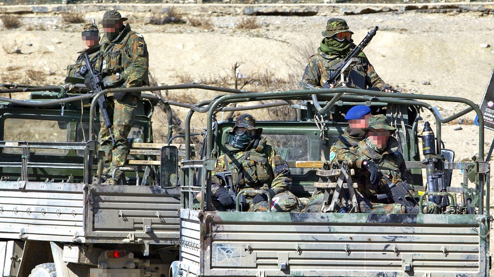 KSK Soldaten auf einer Patrouille in Kabul im Jahr 2003, ISAF Schutztruppe.  | Bild: picture alliance / photothek | Thomas Imo / Verpixelung: BR