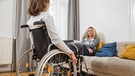 Symbolbild: Eine Mutter, mit im Rollstuhl sitzender Tochter | Bild: picture alliance / dpa-tmn | Christin Klose