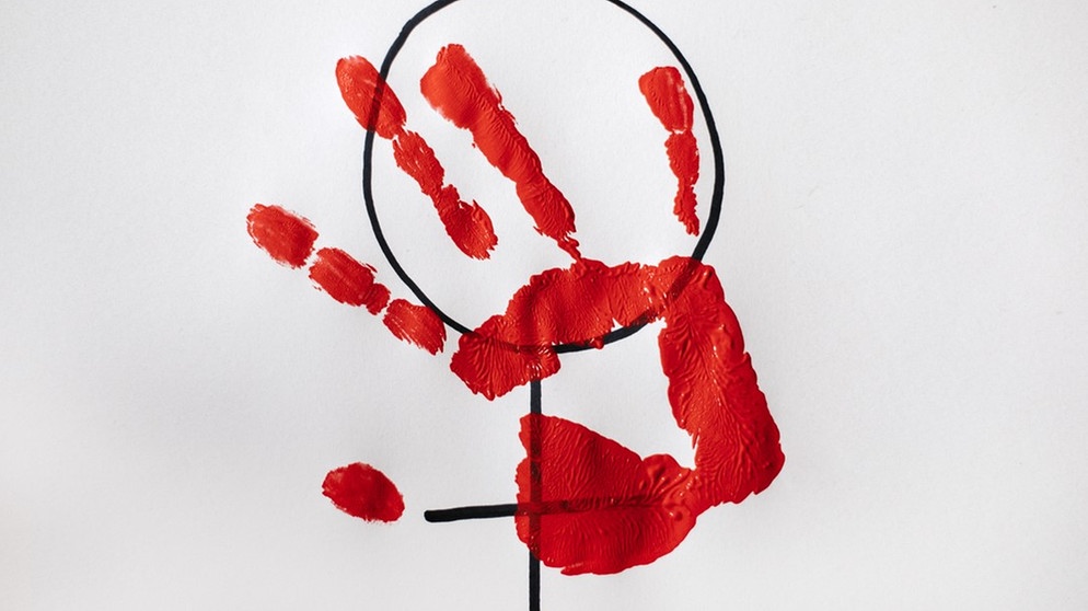 Ein Symbolbild mit Femiziden. Die Blutlinien einer Hand vor dem Weilblichkeitszeichen.  | Bild: BR / Vera Johansen