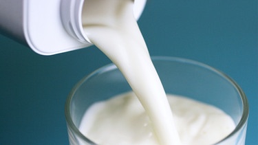 Milch wird in ein Glas geschüttet | Bild: colourbox.com