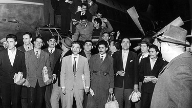 55 türkische Gastarbeiter kommen am 27.11.1961 auf dem Flughafen in Düsseldorf an. | Bild: picture alliance / dpa | Wolfgang Hub