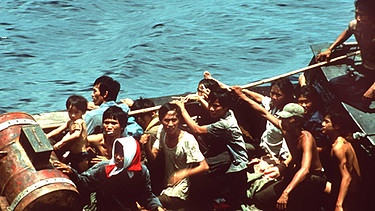Kurz vor der Rettung durch das deutsche Hilfsschiff Cap Anamur treibt ein Fluchtboot, das nahe am Kentern ist, mit 38 Flüchtlingen aus Vietnam an Bord im Chinesischen Meer. | Bild: picture-alliance/dpa