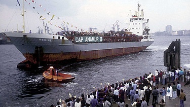 Hamburger Bürger verfolgten am 05.09.1986 die Ankunft des Flüchtlingsschiffes Cap Anamur II im Hamburger Hafen | Bild: picture alliance/rtn - radio tele nord
