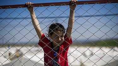 Syrisches Flüchtlingskind an der Grenze zu einem Camp in der Türkei | Bild: picture-alliance/dpa