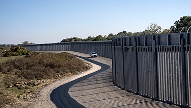 Grenzwall am Fluss Evros der Griechenland und die Türkei trennt  | Bild: picture alliance / ASSOCIATED PRESS | Petros Giannakouris