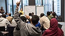 Symbolbild Integration: Junge Menschen verschiedener Herkunft in einem Schulungsraum | Bild: picture-alliance/dpa
