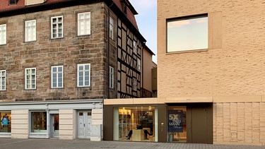 Das Jüdische Museum Franken (links) in Fürth feierte am 15.10.2019 sein 20-jähriges Bestehen. Im Jahr 2018 wurde zudem der Erweiterungsbau (rechts) eröffnet. | Bild: BR/Nicole Schmitt