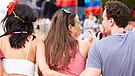 Symbolbild: Jugendliche umarmen sich auf einem Festival | Bild: Colourbox