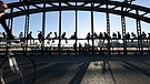 Jugendliche auf der Hackerbrücke in München | Bild: picture alliance / SZ Photo | Robert Haas
