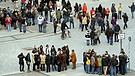 Menschen auf dem Pariser Platz in Berlin | Bild: picture-alliance/dpa