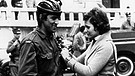 Eine Frau heftet am 25.04.1974 einem Soldaten in Lissabon, Portugal, eine rote Nelke an. Die rote Nelke ist das Symbol der portugiesischen Revolution. | Bild: picture-alliance / Telimprensa | Telimprensa