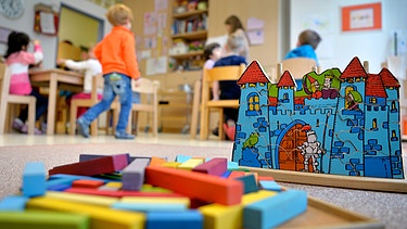 Spielzeug liegt in einer Kindertagesstätte auf dem Boden | Bild: dpa-Bildfunk/Monika Skolimowska