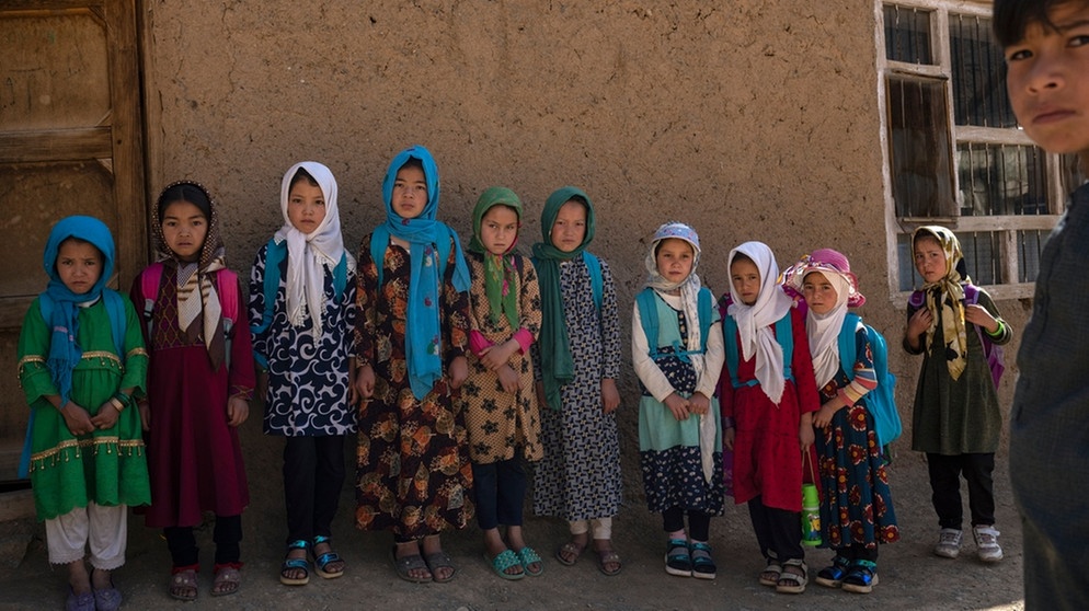 Afghanische Schülerinnen warten auf die Ankunft ihres Lehrers an einer ländlichen Schule | Bild: dpa-Bildfunk/Rodrigo Abd
