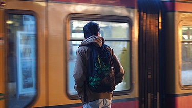 Junger Mann in der S-Bahn in Berlin | Bild: picture-alliance/dpa