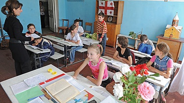 Unterricht in einer Schule im georgischen Senaki | Bild: picture-alliance/ dpa | Jens Kalaene
