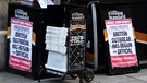 Virus-Schlagzeilen an sogenannten stummen Verkäufern in London | Bild: picture alliance / ZUMA Press