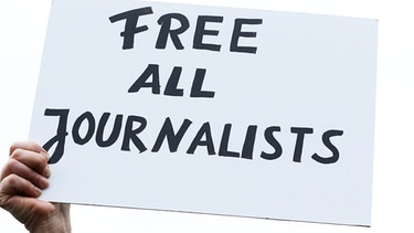 Symbolbild - Pressefreiheit - Mensch hält Plakat. Darauf steht "Free all Journalists" (Lasst alle Jornalisten frei" | Bild: picture alliance/Eventpress