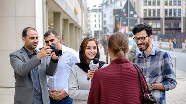 Das Team von Amal beim Straßeninterview | Bild: Körber-Stiftung/ Jann Wilken