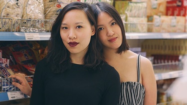 Die Macherinnen des Podcasts Rice and Shine Minh Thu Tran und Vanessa Vu (li.)  | Bild: Rice and Shine