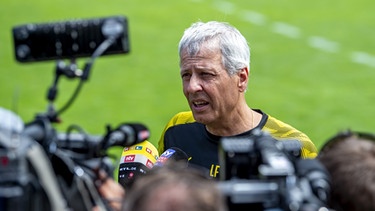 Borussia Dortmunds Trainer Lucien Favre gibt Journalisten ein Interview im Schweizer Trainingslager. | Bild: picture alliance/Kirchner
