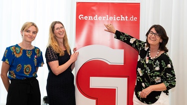 Team des Portals Genderleicht - rechts im Bild unsere Interviewpartnerin, Christine Olderdissen; außerdem Katalin Valeš und Anna E. Poth | Bild: Henning Schacht