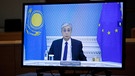 Der kasachische Präsident Tokajew spricht in einer Videokonferenz mit EU-Ratspräsident Michel | Bild: dpa-Bildfunk/Johanna Geron