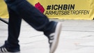 #ichbinarmutsbetroffen steht bei der Kundgebung der gleichnamigen Initiative am Bundeskanzleramt auf einem Transparent  | Bild: dpa-Bildfunk/Paul Zinken