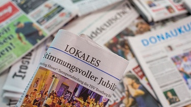Loakle Zeitungen liegen übereinander | Bild: picture alliance/dpa/ Lino Mirgeler