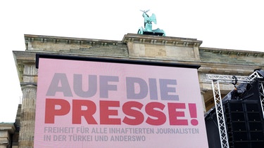 Schild vor dem Barndenburger Tor: "Auf die Presse" | Bild: picture alliance / Eventpress