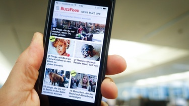 Archivbild. Buzzfeed Deutschland auf einem Smartphone | Bild: picture-alliance/dpa/Kay Nietfeld