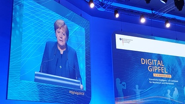 Angela Merkel spricht auf dem Digital-Gipfel in Nürnberg | Bild: BR / Sissi Pitzer