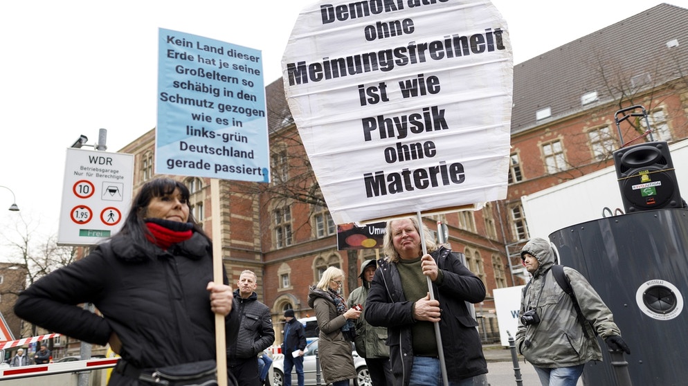 Demonstation vor dem WDR wegen des umtrittenen Omaliedes | Bild: picture alliance/Geisler-Fotopress