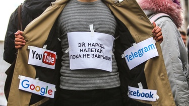 Ein Demonstrant protestiert in Moskau mit mehreren Logos von Social Media-Apps an der Jacke gegen die wachsende staatliche Kontrolle des Internets in Russland | Bild: picture alliance/ZUMA Press