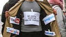 Ein Demonstrant protestiert in Moskau mit mehreren Logos von Social Media-Apps an der Jacke gegen die wachsende staatliche Kontrolle des Internets in Russland | Bild: picture alliance/ZUMA Press