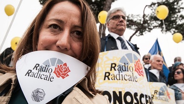 Demonstration geegn die droghende Schließung von Radio Radicale in Rom | Bild: picture alliance / NurPhoto