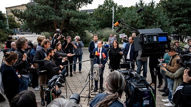 Umringt von Journalisten geben SPD-Generalsekretär Lars Klingbeil und FDP-Generalsekretär Volker Wissing der Presse ein Statement nach Sondierungsgesprächen zwischen SPD und FDP | Bild: dpa-Bildfunk/Fabian Sommer