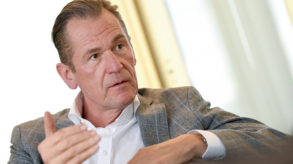 Mathias Döpfner, Vorstandsvorsitzender der Axel Springer AG, spricht während eines Interviews.  | Bild: dpa-Bildfunk/Britta Pedersen